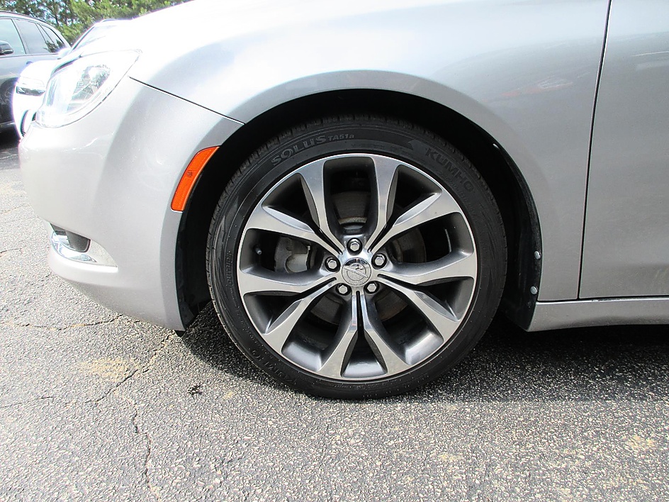 2015 Chrysler 200 C - Photo 18