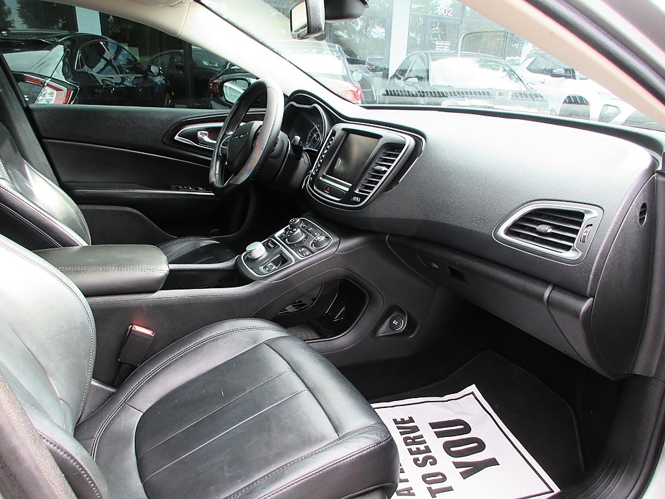 2015 Chrysler 200 C - Photo 13