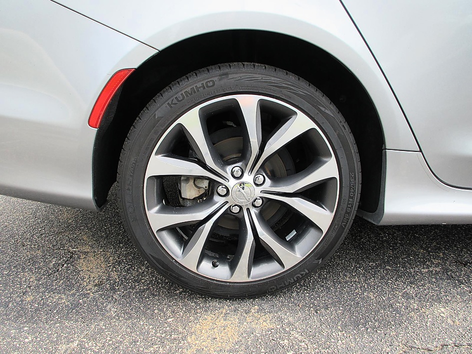 2015 Chrysler 200 C - Photo 20