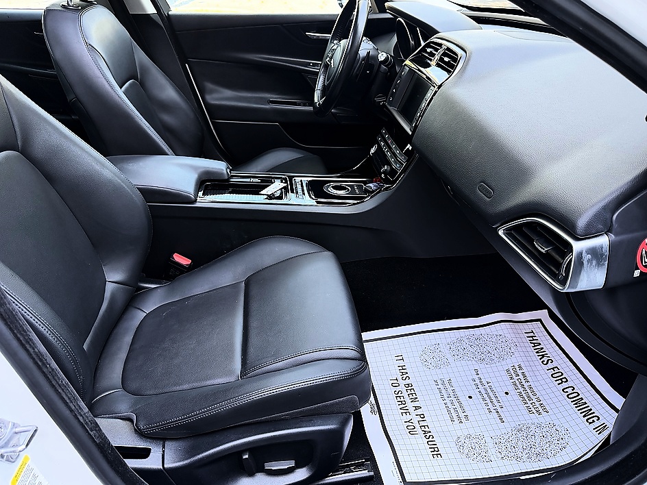 2018 Jaguar XE Premium - Photo 11