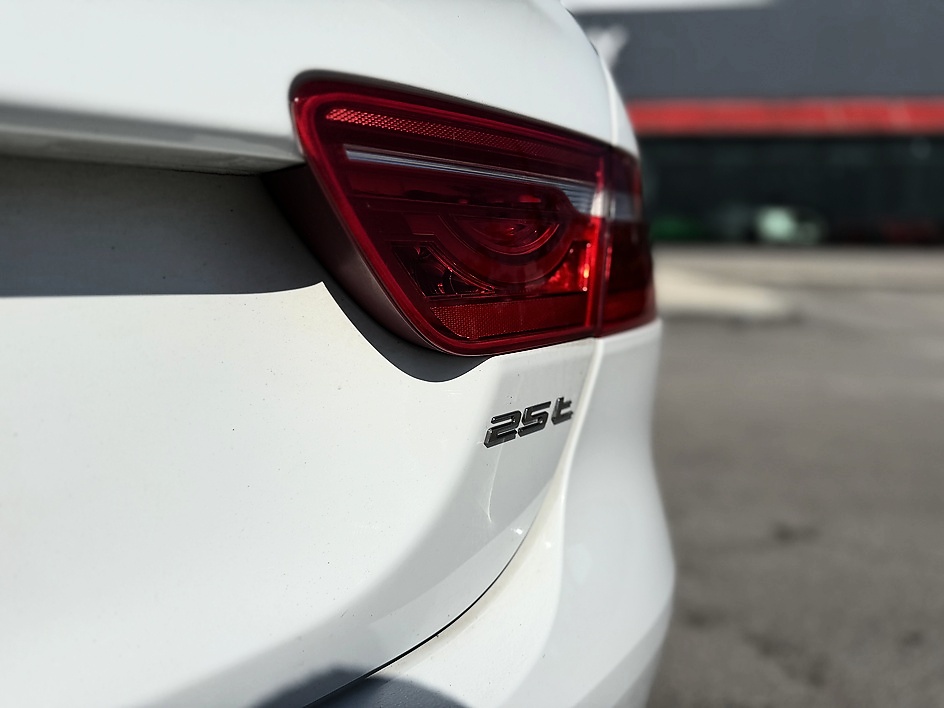 2018 Jaguar XE Premium - Photo 25