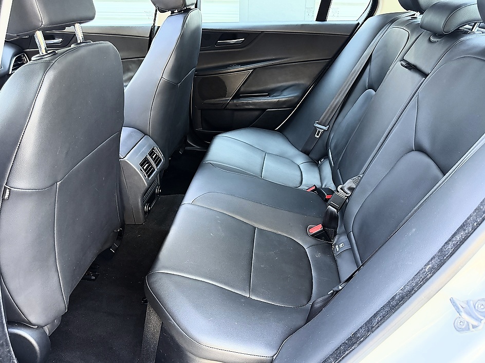 2018 Jaguar XE Premium - Photo 15