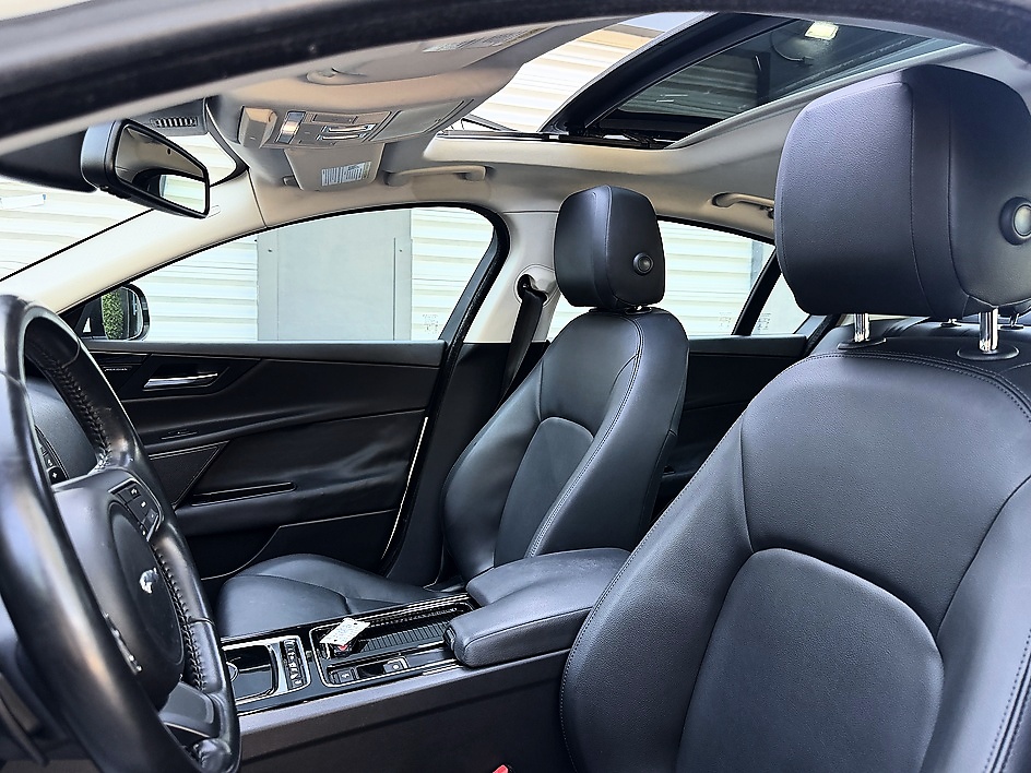 2018 Jaguar XE Premium - Photo 16