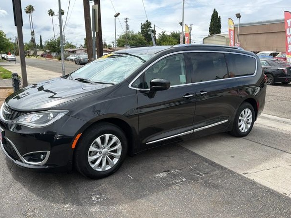 2019 Chrysler Pacifica Touring L's photo