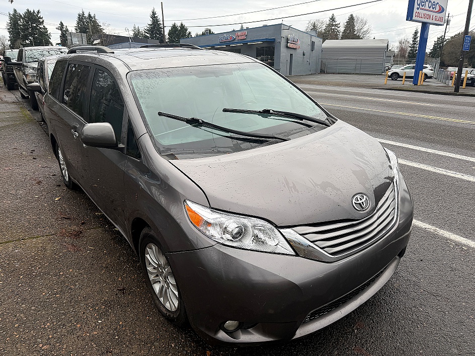 2016 Toyota Sienna XLE Premium's photo