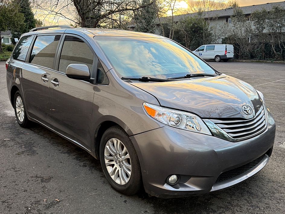 2016 Toyota Sienna XLE Premium's photo