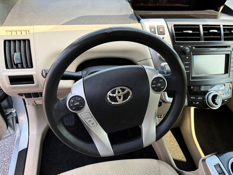 2014 Toyota Prius v Five - Photo 10