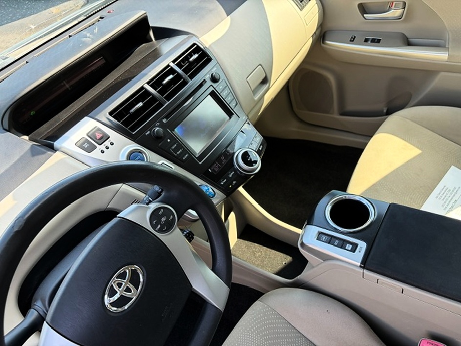 2014 Toyota Prius v Five - Photo 6