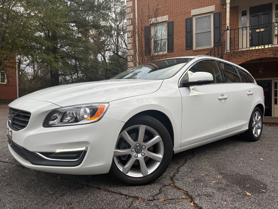 2016 Volvo V60 Premier's photo