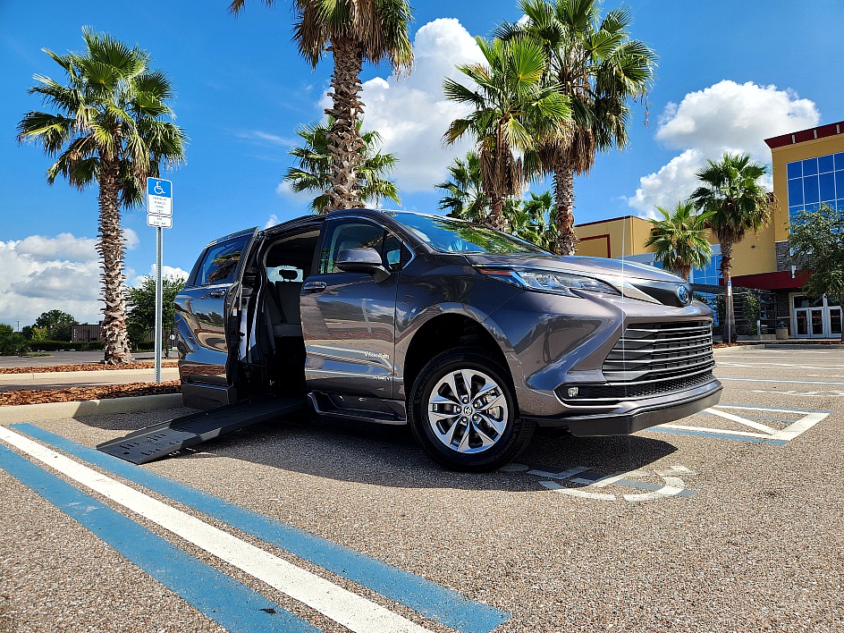 2021 Toyota Sienna LE