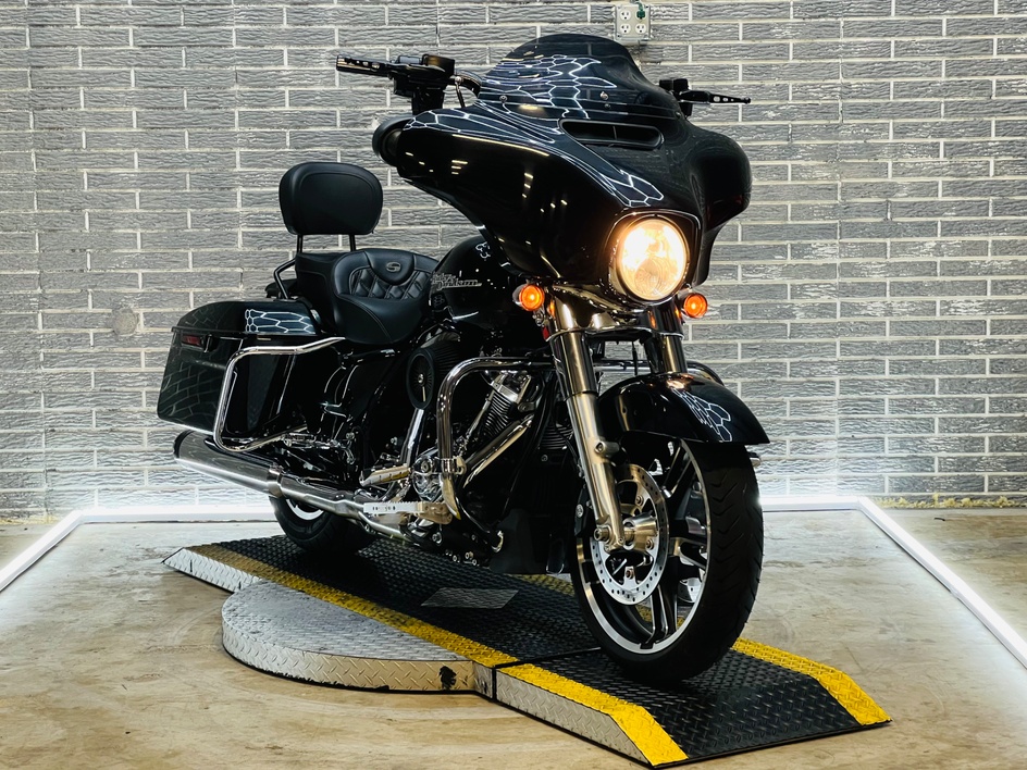 2019 HARLEY-DAVIDSON STREET GLIDE - Motorcycle 4 US