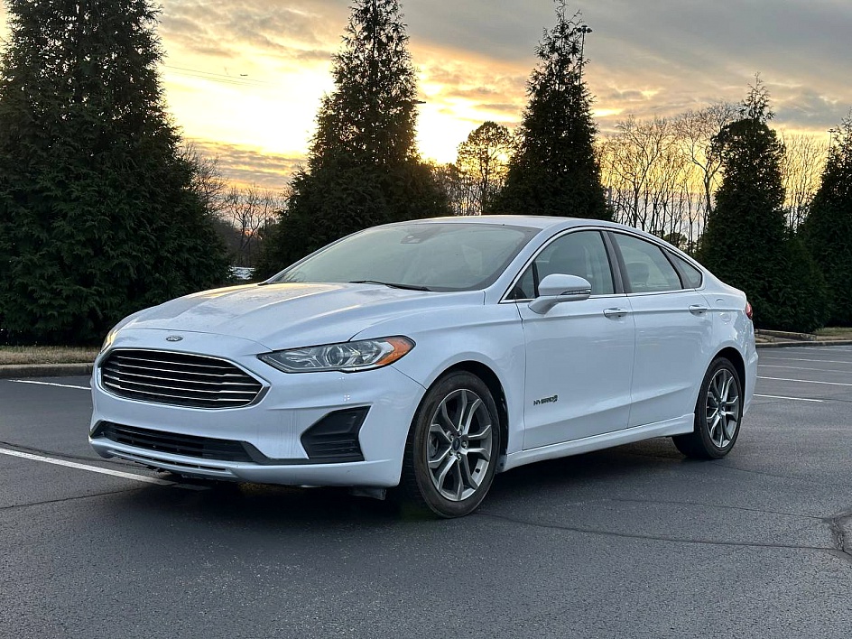2019 Ford Fusion Hybrid Titanium's photo