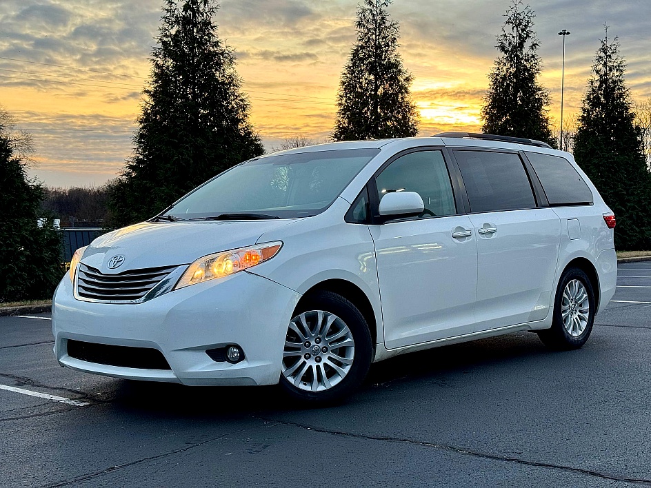 2016 Toyota Sienna XLE's photo