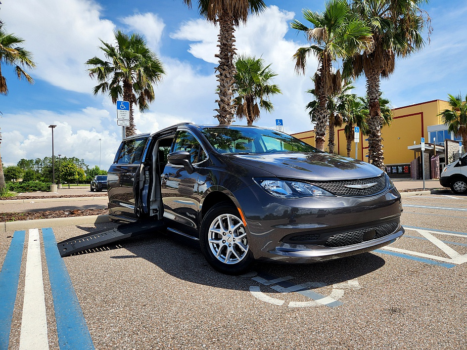 2021 Chrysler Voyager's photo