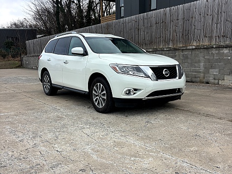 2016 Nissan Pathfinder SV's photo