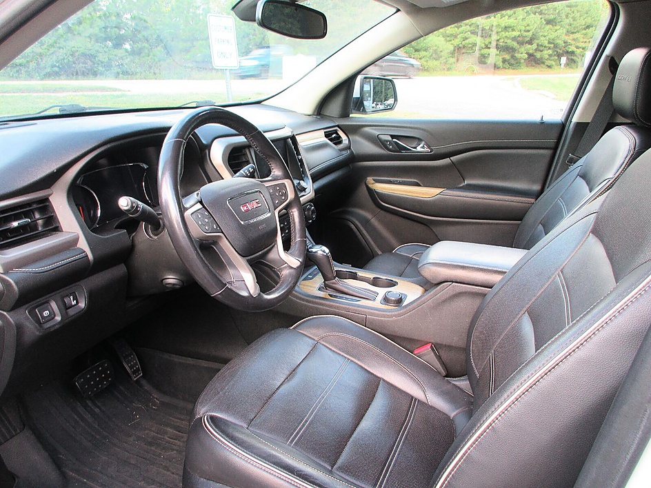 GMC Acadia photo 3