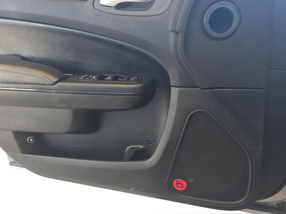 2013 Chrysler 300 S - Photo 13
