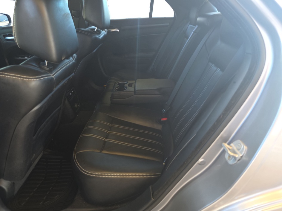 2013 Chrysler 300 S - Photo 9