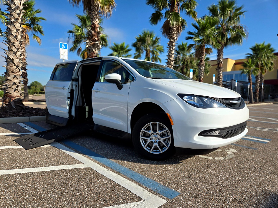 2022 Chrysler Voyager