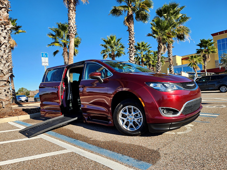 2022 Chrysler Voyager LX's photo