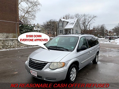 2005 Chrysler Town & Country Touring's photo