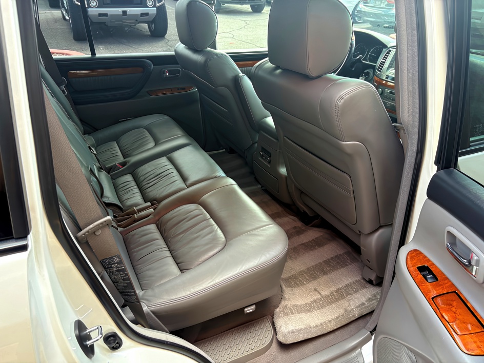 2005 Lexus LX 470 photo 10