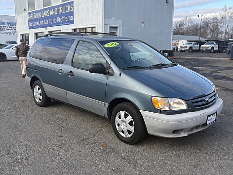 2002 Toyota Sienna LE's photo