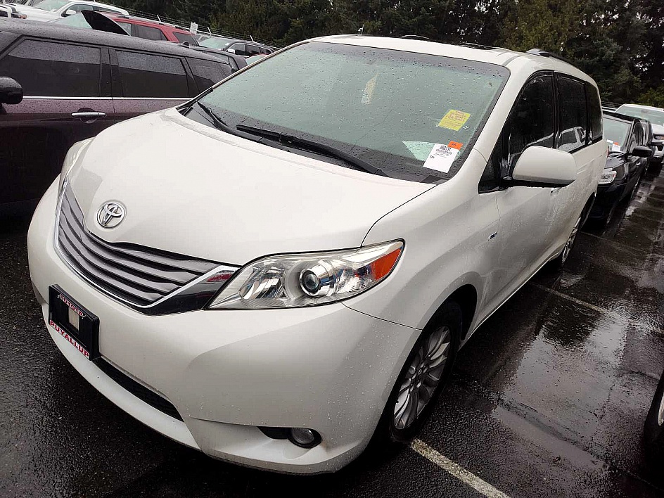 2017 Toyota Sienna XLE's photo