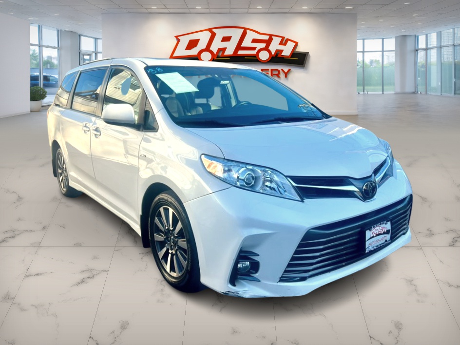 2018 Toyota Sienna XLE Premium V6 AWD 7-Passenger's photo