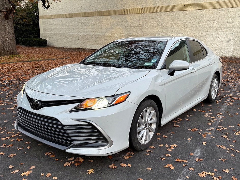 2023 Toyota Camry LE's photo