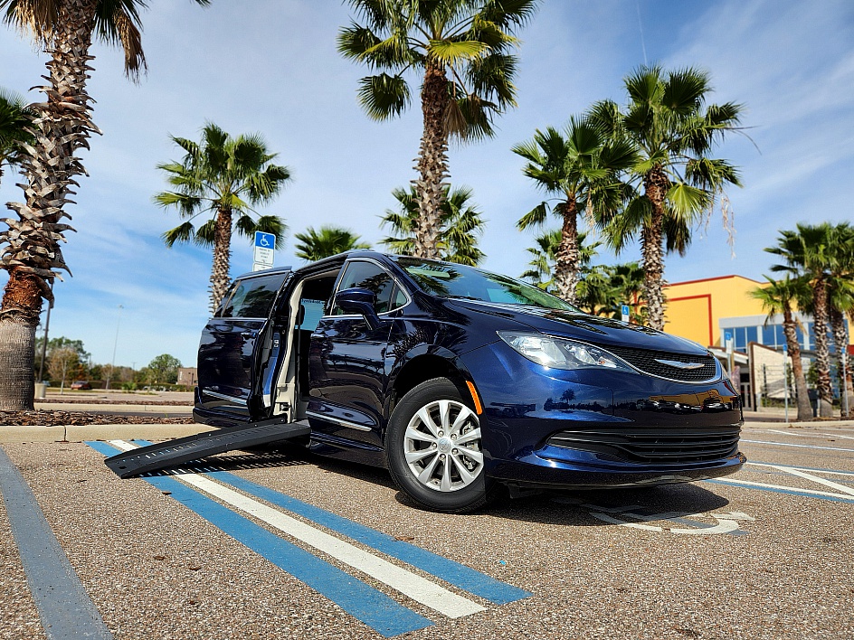 2018 Chrysler Pacifica Touring L's photo