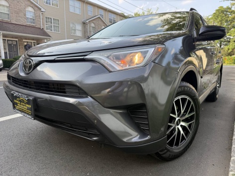 2018 Toyota RAV4 LE's photo