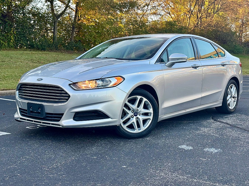 2016 Ford Fusion SE's photo
