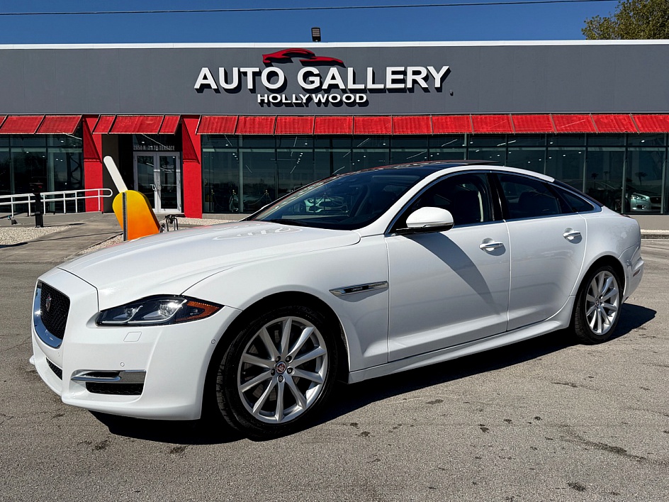 2018 Jaguar XJ XJ R-Sport's photo