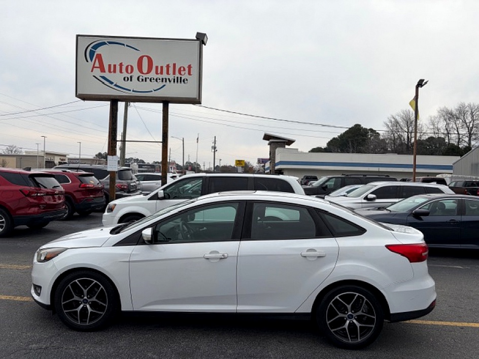 2018 Ford Focus Sedan SEL's photo