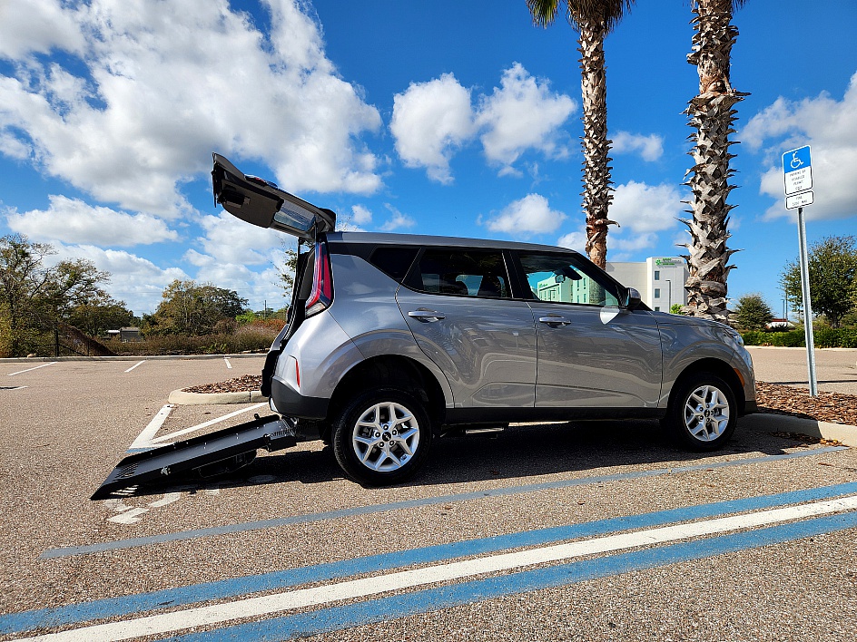 2025 Kia Soul 2.0L LX IVT's photo