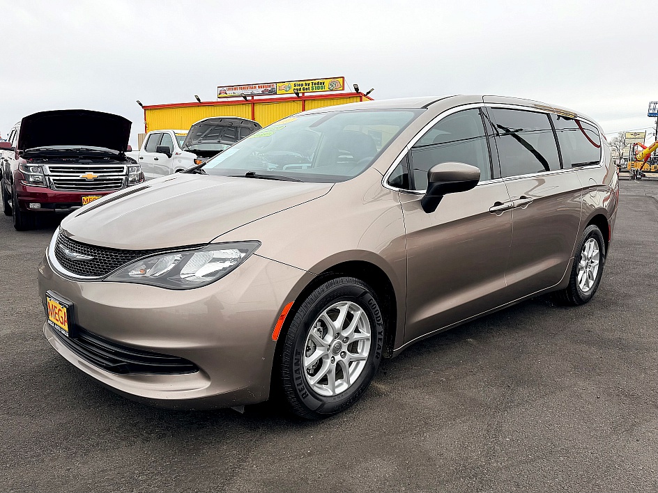 2017 Chrysler Pacifica LX's photo