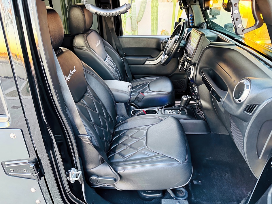 2013 Jeep Wrangler Unlimited Sahara photo 9