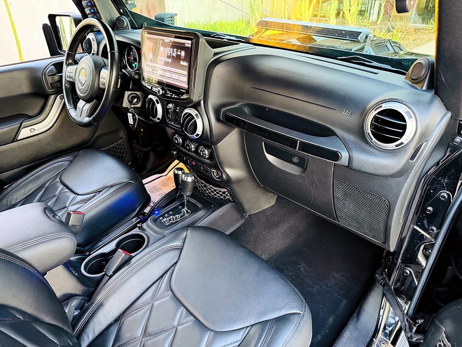 2013 Jeep Wrangler Unlimited Sahara photo 14