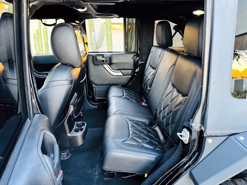 2013 Jeep Wrangler Unlimited Sahara photo 11