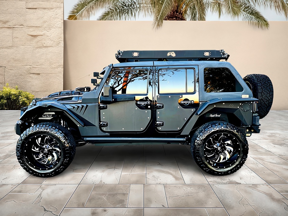 2013 Jeep Wrangler Unlimited Sahara photo 2