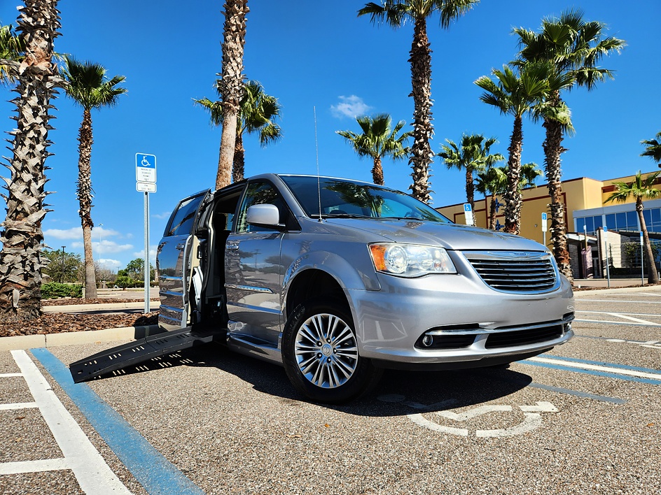 2016 Chrysler Town & Country Touring-L