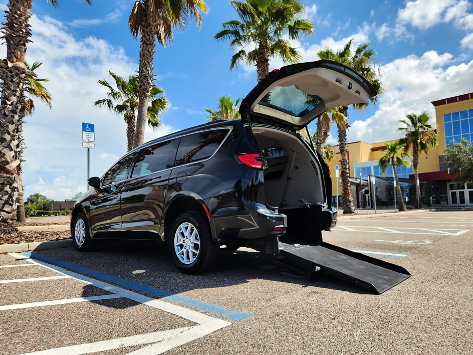 2022 Chrysler Pacifica Touring L's photo