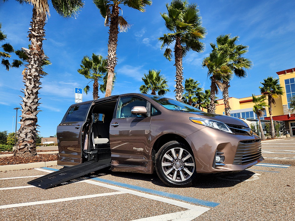 2019 Toyota Sienna XLE's photo