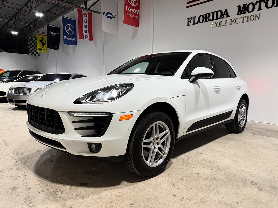 2017 Porsche Macan -'s photo