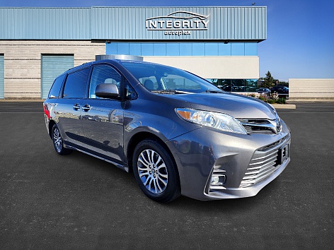 2018 Toyota Sienna XLE's photo