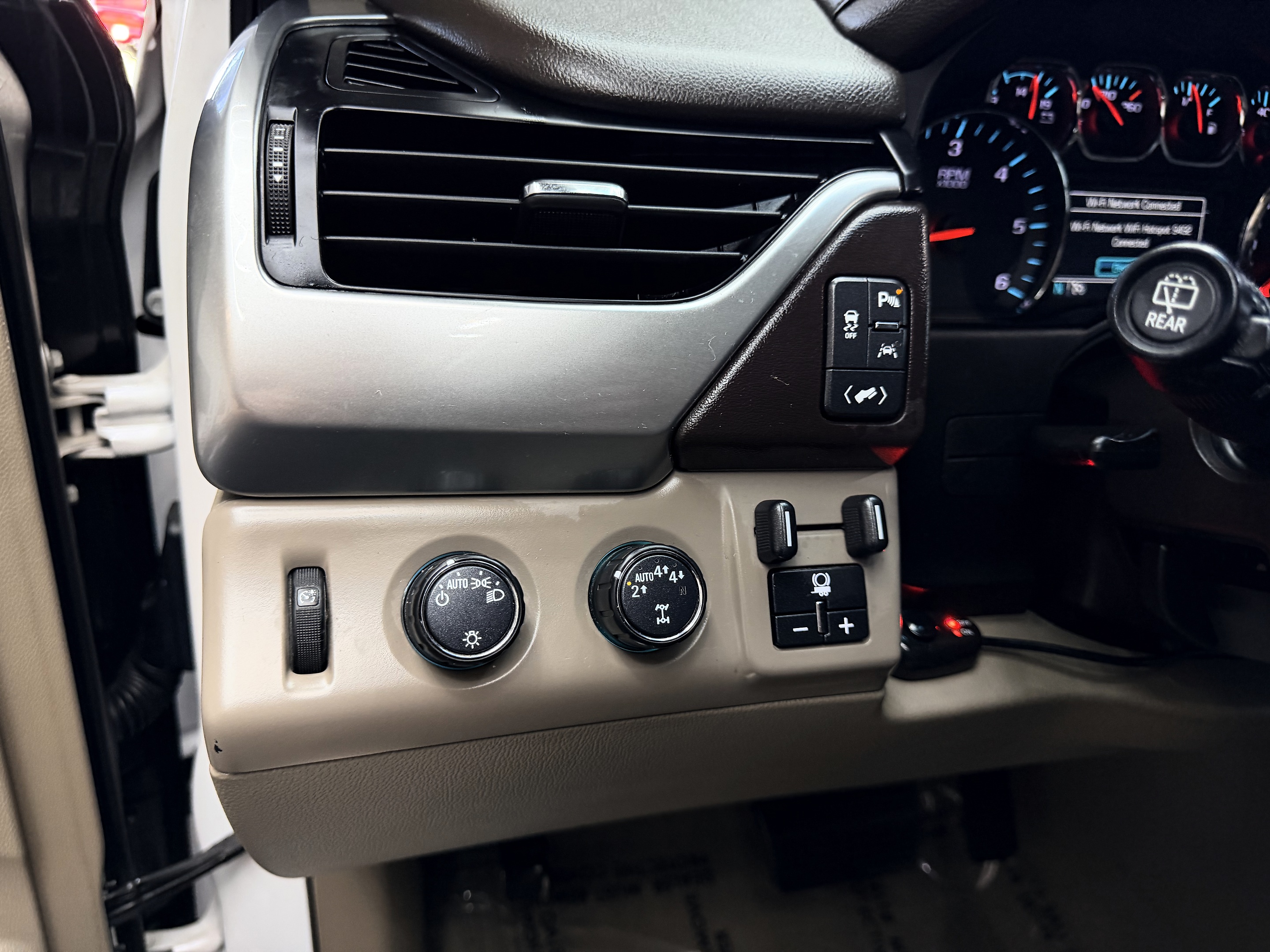2019 Chevrolet Suburban LT - Photo 7