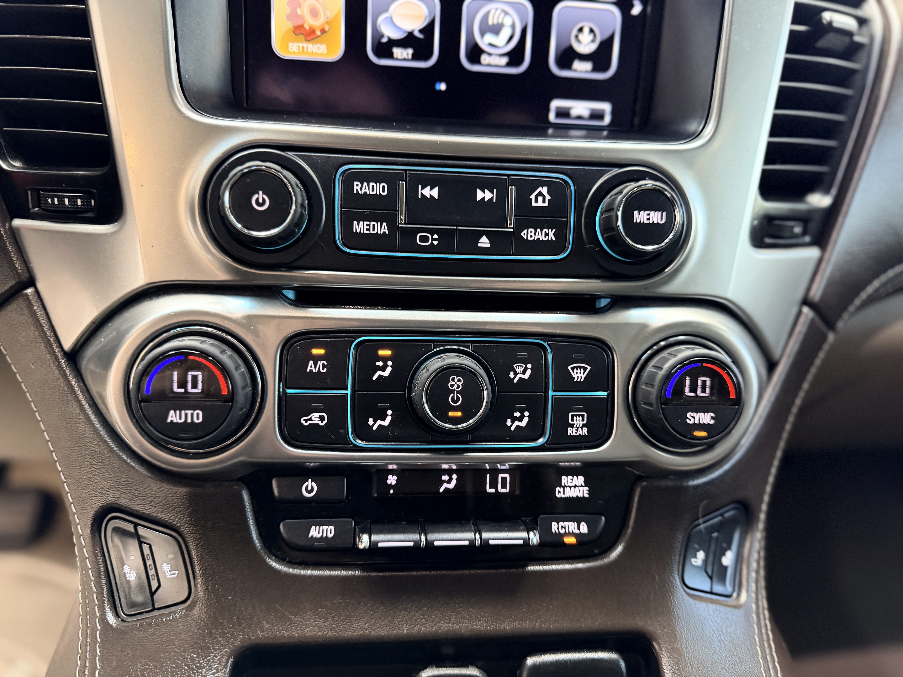 2019 Chevrolet Suburban LT - Photo 14