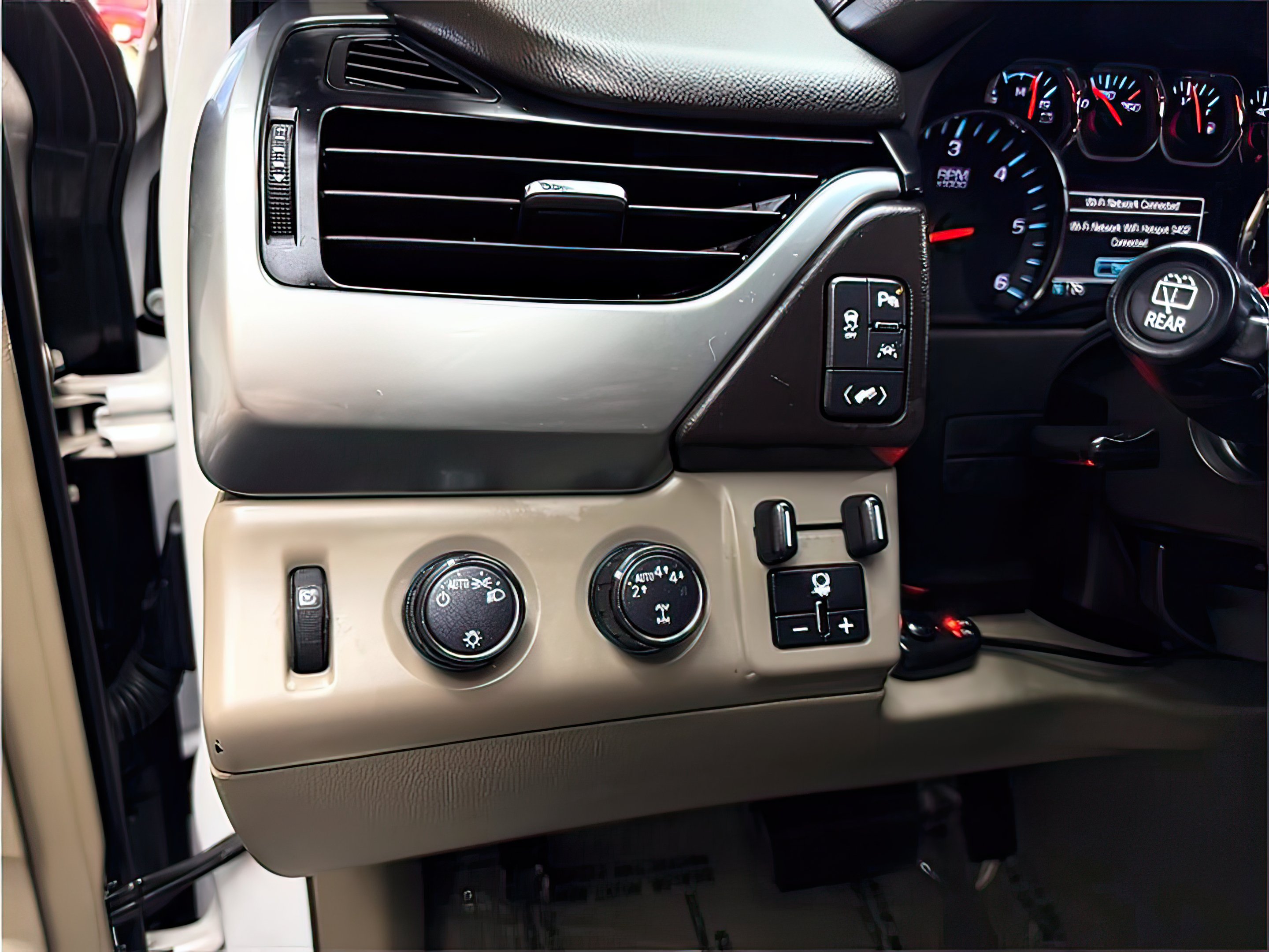 2019 Chevrolet Suburban LT - Photo 29