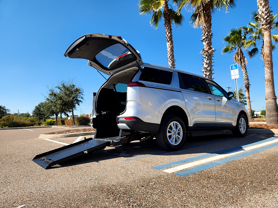 2022 Kia Carnival LX's photo